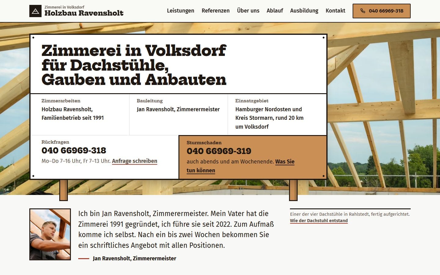 Nachher: neue Website von Holzbau Ravensholt am Computer, oben das Menü und ein Knopf mit der Telefonnummer, darunter vor einem Foto vom Dachstuhl das Bauschild mit der Überschrift „Zimmerei in Volksdorf für Dachstühle, Gauben und Anbauten“, Bauleitung, Einsatzgebiet, Telefonnummer mit Zeiten und der Nummer für Sturmschäden