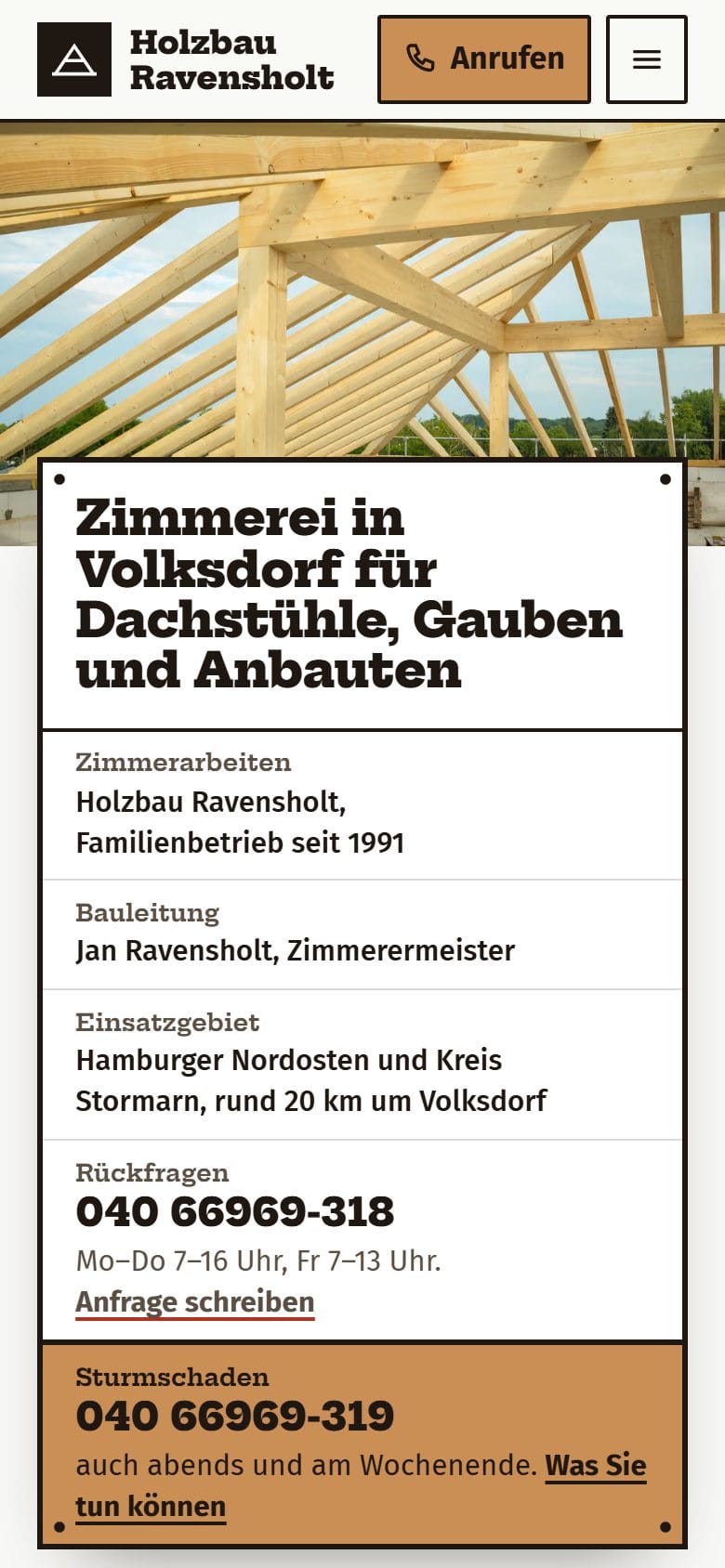 Nachher: neue Website von Holzbau Ravensholt am Handy, oben ein Knopf „Anrufen“, darunter ein Foto vom Dachstuhl und das Bauschild mit der Überschrift „Zimmerei in Volksdorf für Dachstühle, Gauben und Anbauten“, der Bauleitung und der Telefonnummer für Rückfragen
